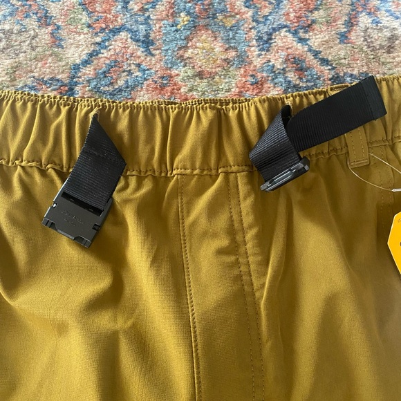 Carhartt Women’s Force Phoenix Cargo Short in Golden Grass - Size XL - Picture 4 of 11